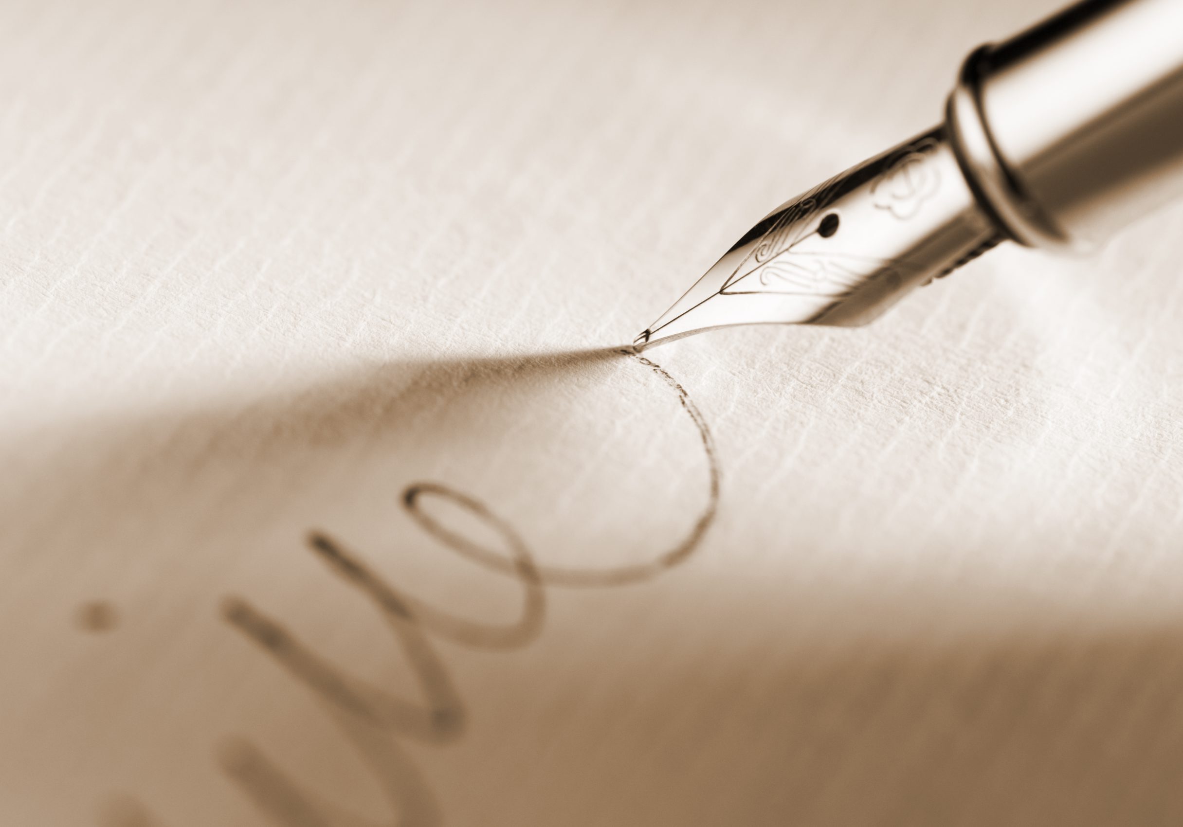 Handgeschriebenes mit einem Füller auf Papier als Symbol für ein Testament.